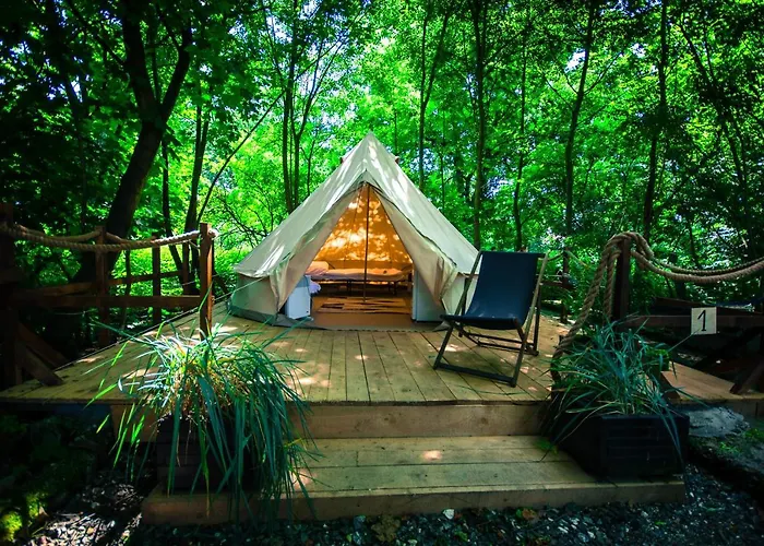 Glamping Lawica- Splywy Przelomem Bardzkim ラグジュアリーテント